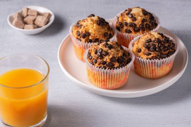 Taze çikolatalı kek. Yakın plan.