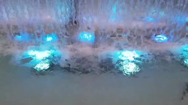 Barevná Voda Vodopádu Dekorativní Fontána Noci Fontána Osvětlena Barevnými Světly — Stock video