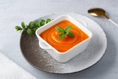 Beyaz tabakta taze ev yapımı kabak püresi.