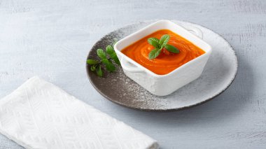 Beyaz tabakta taze ev yapımı kabak püresi.