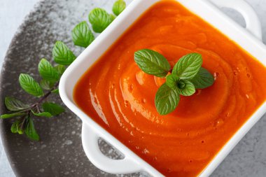 Beyaz tabakta taze ev yapımı kabak püresi.