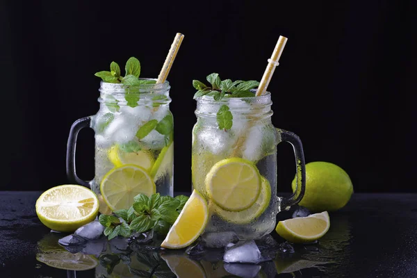 Uppfriskande Sommar Alkoholhaltig Cocktail Mojito Med Färsk Mynta Och Lime — Stockfoto