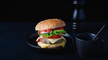 Ahşap masada ev yapımı sığır burger.