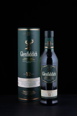 Stavropol, Rusya - 5 Mayıs 2021: Dünyanın en çok satan viskisi Glenfiddich Şişe, sahibi ve üreticisi William Grant and Sons, Dufftown, İskoçya