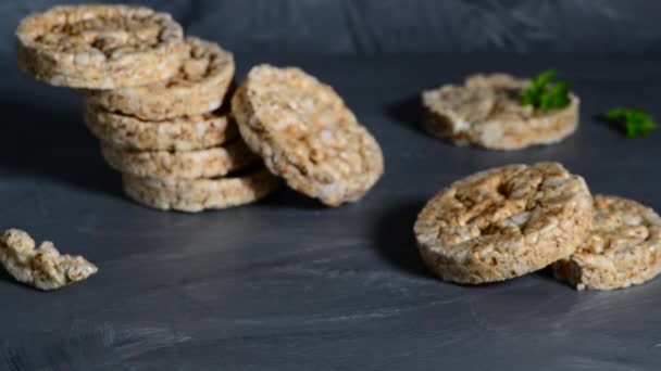 Quark Und Vollkornknäckebrot Auf Einem Grauen Tisch — Stockvideo