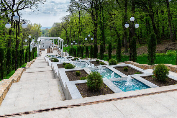 Каскадная лестница и курортный парк в Железноводске, Россия - 1 мая 2021 года