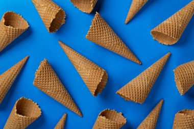 Waffle boş dondurma külahları mavi arka planda, düz yatıyordu