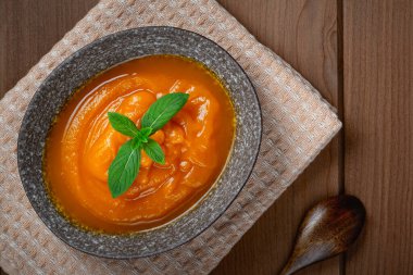 Beyaz tabakta taze ev yapımı kabak püresi..