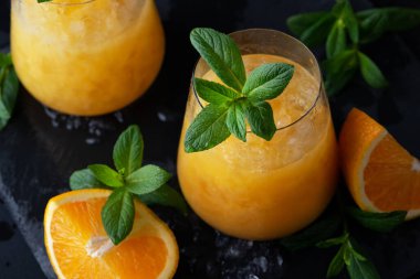 Soğuk yaz portakallı limonata. Naneli ve buzlu..