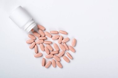 Beyaza izole edilmiş şişeli haplar. Kopyalama alanı olan yukarıdan aşağıya görünüm.