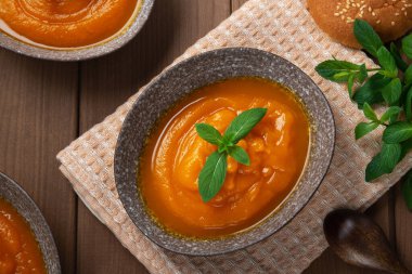 Beyaz tabakta taze ev yapımı kabak püresi..