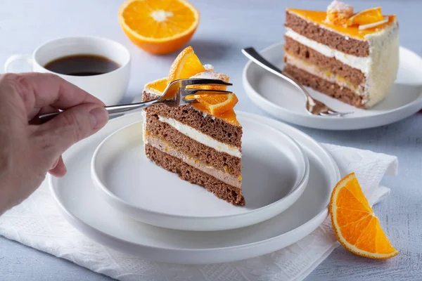 Nahaufnahme Frau Hand Mit Edelstahl Gabel Essen Leckeren Orangenkuchen Auf — Stockfoto