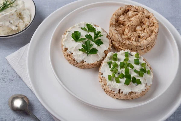 Smörgåsar Med Färska Örter Knäckebröd Rostat Med Keso Och Gröna — Stockfoto