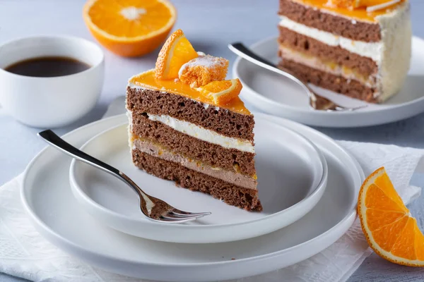 Kuchen Orange Und Kaffee Auf Einem Hellen Holztisch — Stockfoto