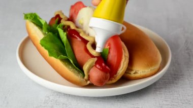 Hafif ahşap masada taze sosisli.