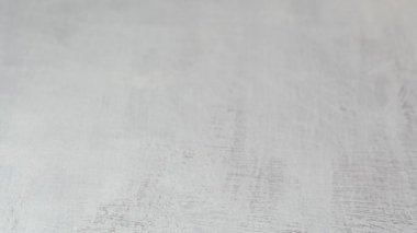 Hafif ahşap masada taze sosisli.