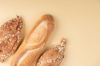 Taze ekmek, kruvasan ve sarı ışıklı arka planda baget. Alışveriş süpermarketi ve fırın konsepti.