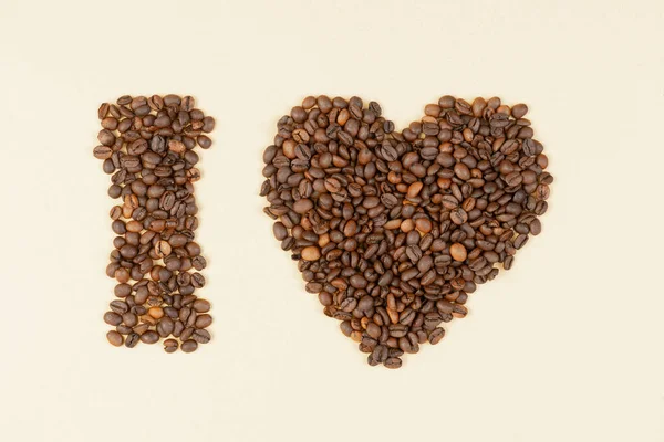 Chicchi Caffè Torrefatto Forma Cuore Sfondo Chiaro — Foto Stock