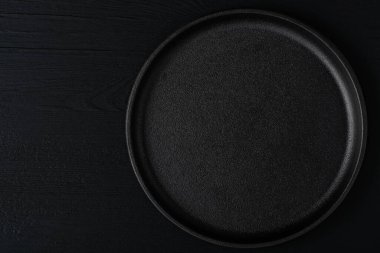 Siyah arka planda boş metal tepsi. Metin için boşluk