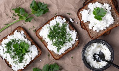 Taze otlu kremalı sandviçler. Süzme peynirli ve yeşil otlu taze çavdar ekmeği. Düzgün atıştırmalıklar..