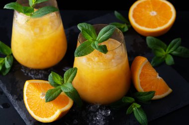 Soğuk yaz portakallı limonata. Naneli ve buzlu..