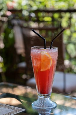 Buzlu çilekli limonata ve kafedeki masada bir dilim limon..