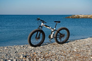 Plaj bisikletine park etmiş, devamını bekliyor.