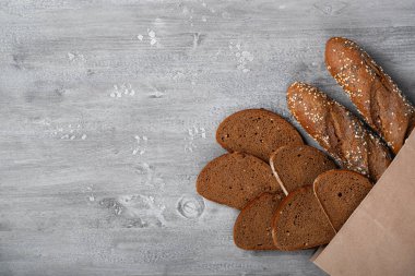 Masadaki kağıt torbada çavdar ekmeği..