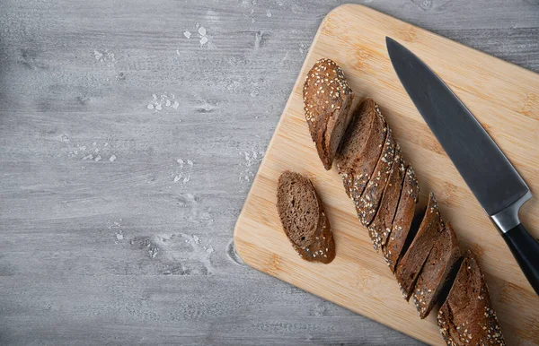 Roggebrood Een Mes Een Snijplank — Stockfoto