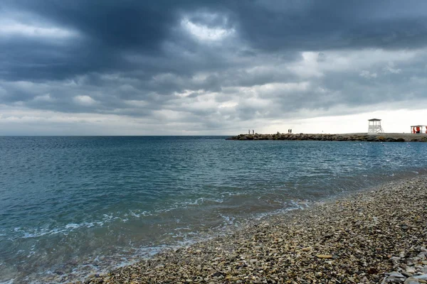 Paisagem Panorâmica Praia Mar Azul Escuro Céu Nublado Antes Uma — Fotografia de Stock