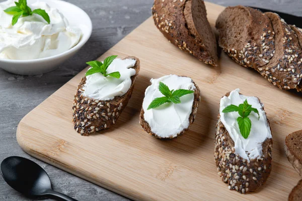 Hembakat Bröd Skärbräda Trä Med Ostmassa Och Ricotta Och Örter — Stockfoto