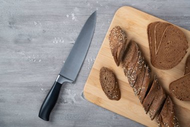 Çavdar ekmeği ve bıçak..