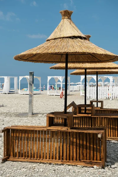 Strandparaplyer från halm i semesterorten Nebug, Krasnodar Territory, Ryssland. — Stockfoto