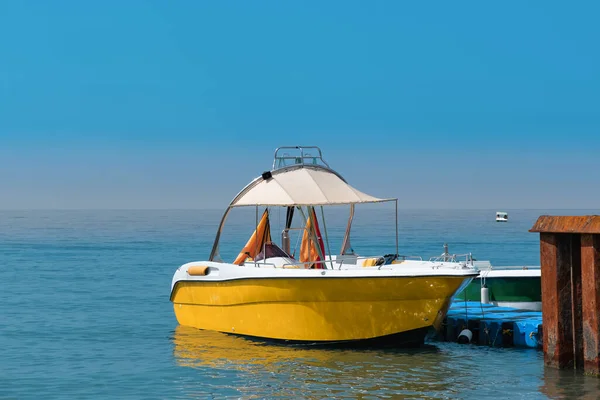 En gul yacht vid piren vid ankaret — Stockfoto