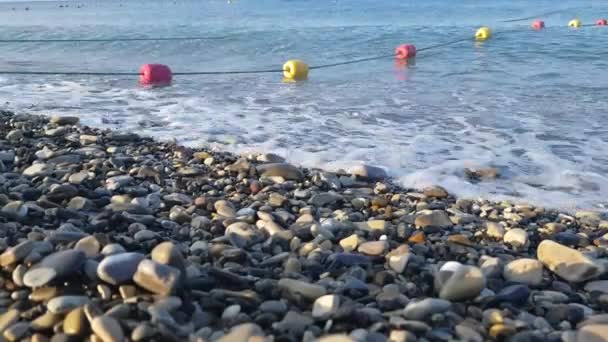 Пляжные Гальки Берегу Катящиеся Морские Волны Брызгают Красивый Природный Фон — стоковое видео