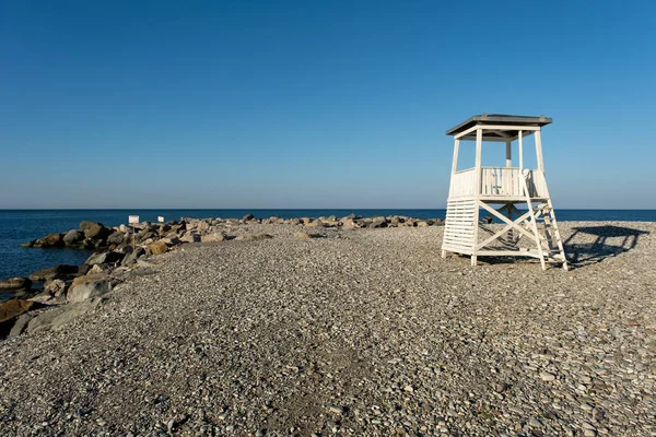 Livräddartornet på stranden på morgonen i semesterorten Nebug, Krasnodar Territory, Ryssland — Stockfoto