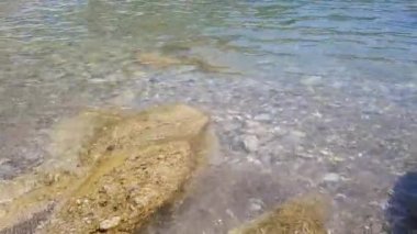 Temiz suyla Rocky Deniz Sahili.