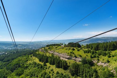 Kislovodsk Ulusal Parkı 'nda dağ kızıl güneşi, Kislovodsk, Rusya.