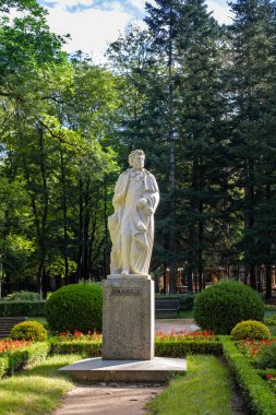 Rusya 'nın Kislovodsk kentindeki bir parktaki şair Puşkin anıtı.