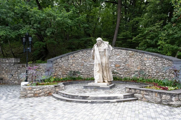 Monument au poète Pouchkine dans le parc de villégiature - 7 août 2021 la ville de Zheleznovodsk, Russie — Photo