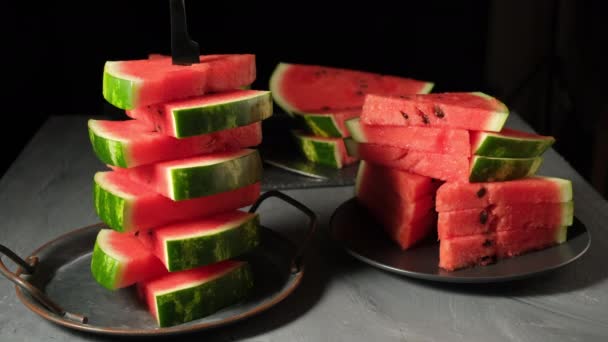 Hembra cortando sandía y poniendo piezas en un plato Mujer cocinando postre de fruta dulce para picnic. — Vídeos de Stock