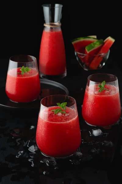 Färsk vattenmelonsaft i glas och bitar av vattenmelon — Stockfoto