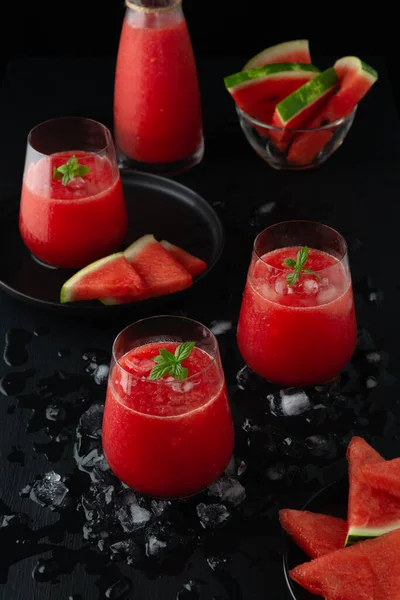 Sumo de melancia fresca nos copos e pedaços de melancia — Fotografia de Stock