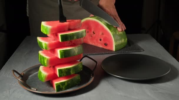 Vit kvinna skär skivor av mogen vattenmelon med kniv. Friska livsmedel koncept, säsong frukt, sommarfest, snacks — Stockvideo