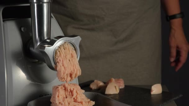 Molinillo de carne eléctrica trabaja y tuerce la carne picada cruda en la cocina. — Vídeos de Stock