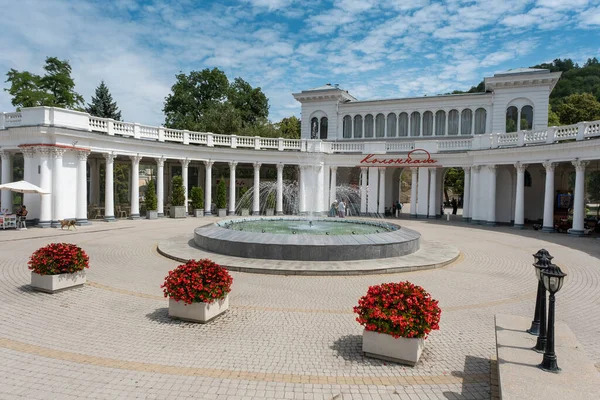 Oszlopos szökőkút a Kurortny Boulevard Park bejáratánál Kislovodszkban — Stock Fotó