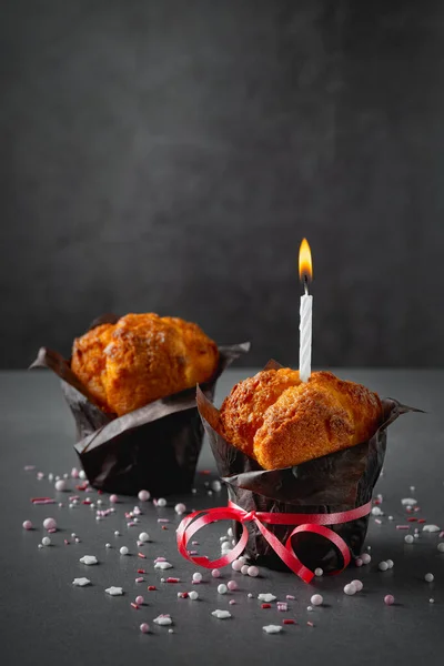 Geburtstag Muffin. Cupcake und rosa Schleife, grauer Hintergrund mit Kopierraum — Stockfoto