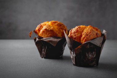 Lezzetli kekler arka planda fotokopi alanı ile kapatılıyor.