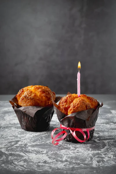 Birthday Muffin. Cupcake and pink ribbon, grey background with copy space — Stock Photo, Image