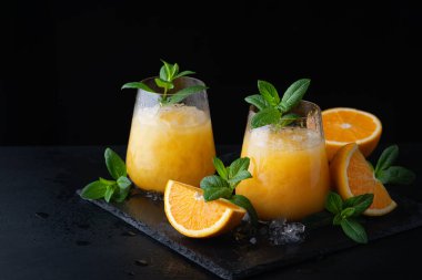 Soğuk yaz portakallı limonata. Naneli ve buzlu....